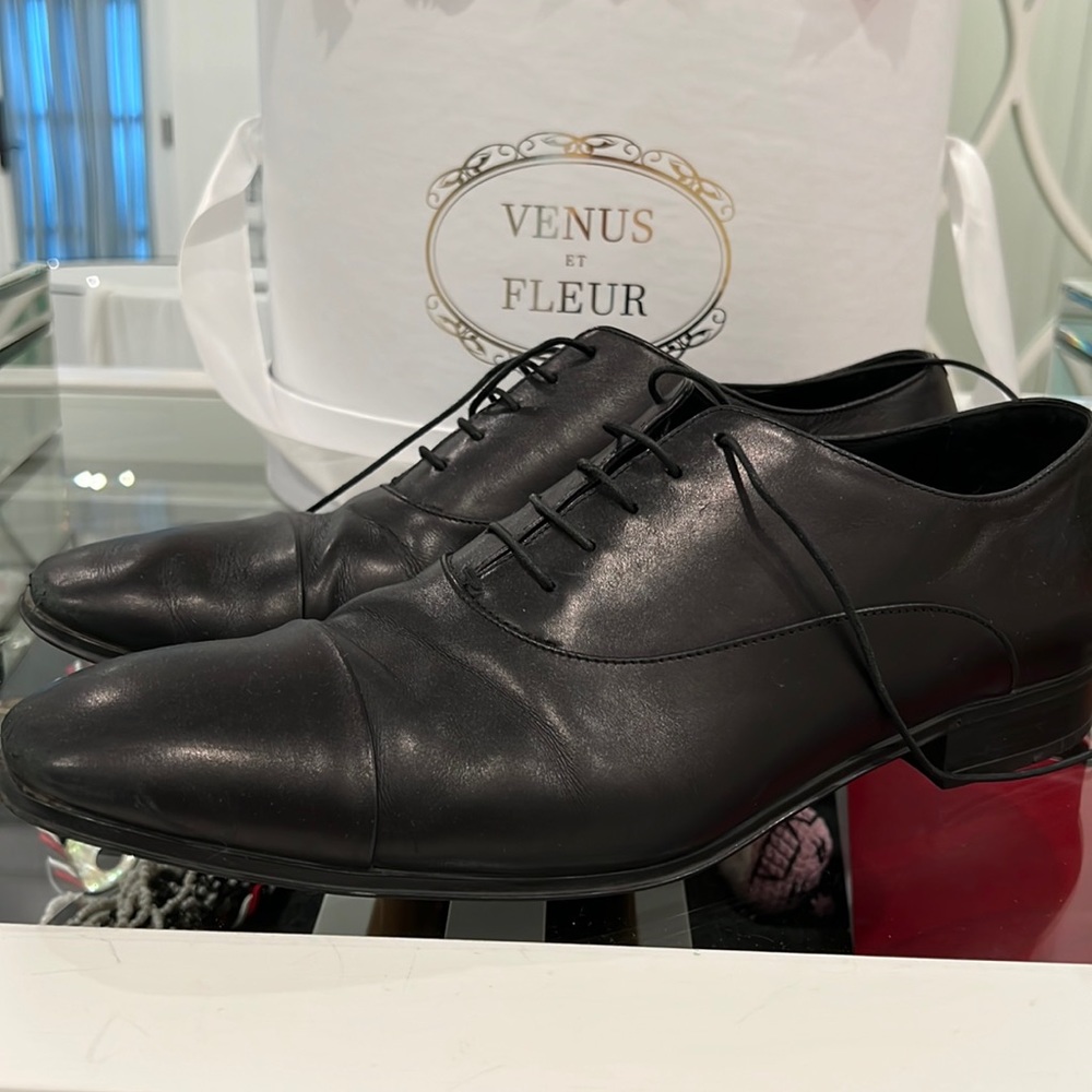 end clsssic black leather farragamo lace up shoe